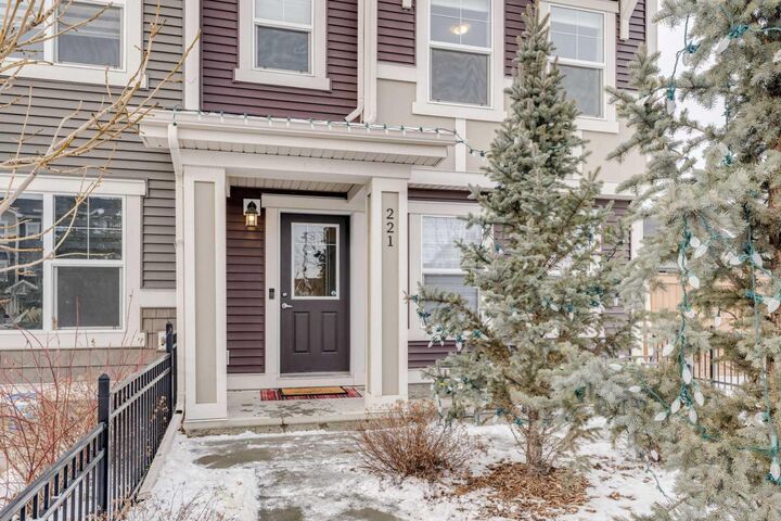 Photo de la propriété:  221 Sundown Road  AB T4C 2M6 