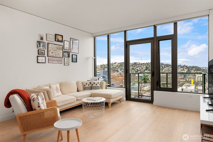 Property Photo:  2510  6th Avenue 1401  WA 98121 