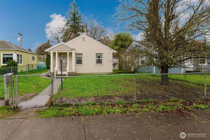 Property Photo:  1342 N Montgomery Avenue  WA 98312 