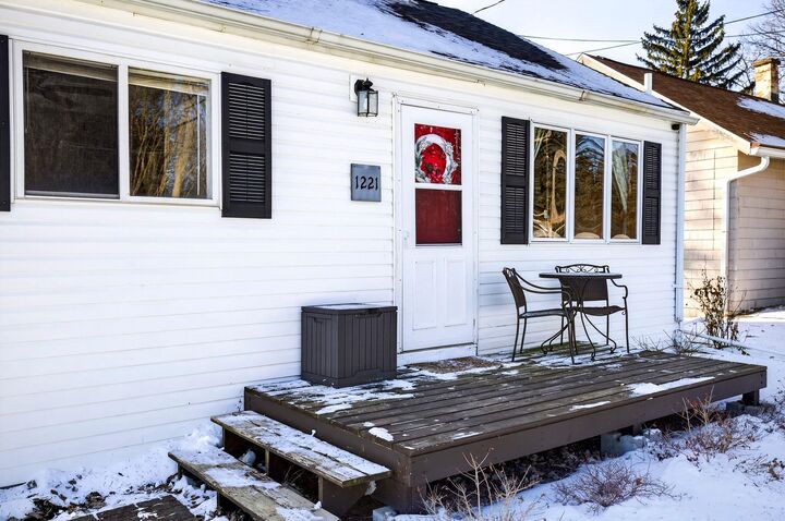 Property Photo:  1221 Hillcrest Drive  WI 54130 