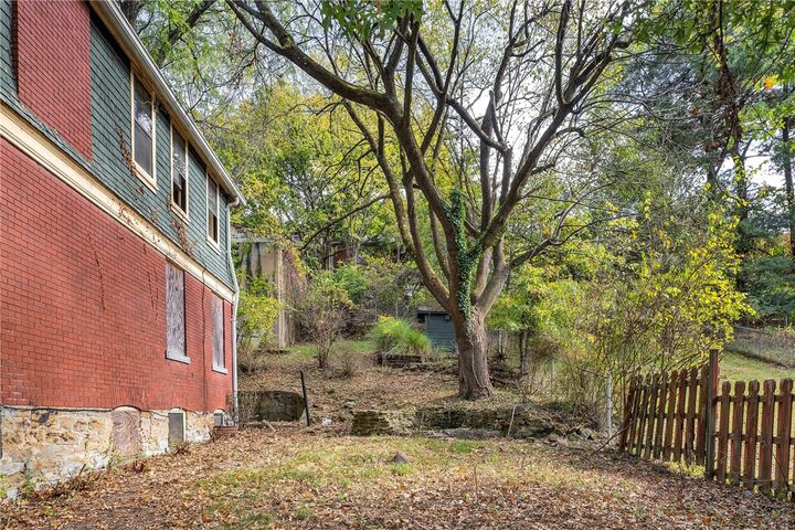 Property Photo:  2040 Laketon Rd  PA 15221 