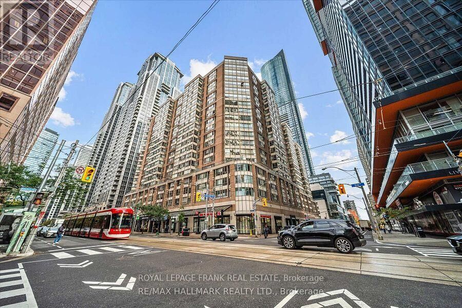 Property Photo:  717 Bay Street 1702  ON M5G 2J9 