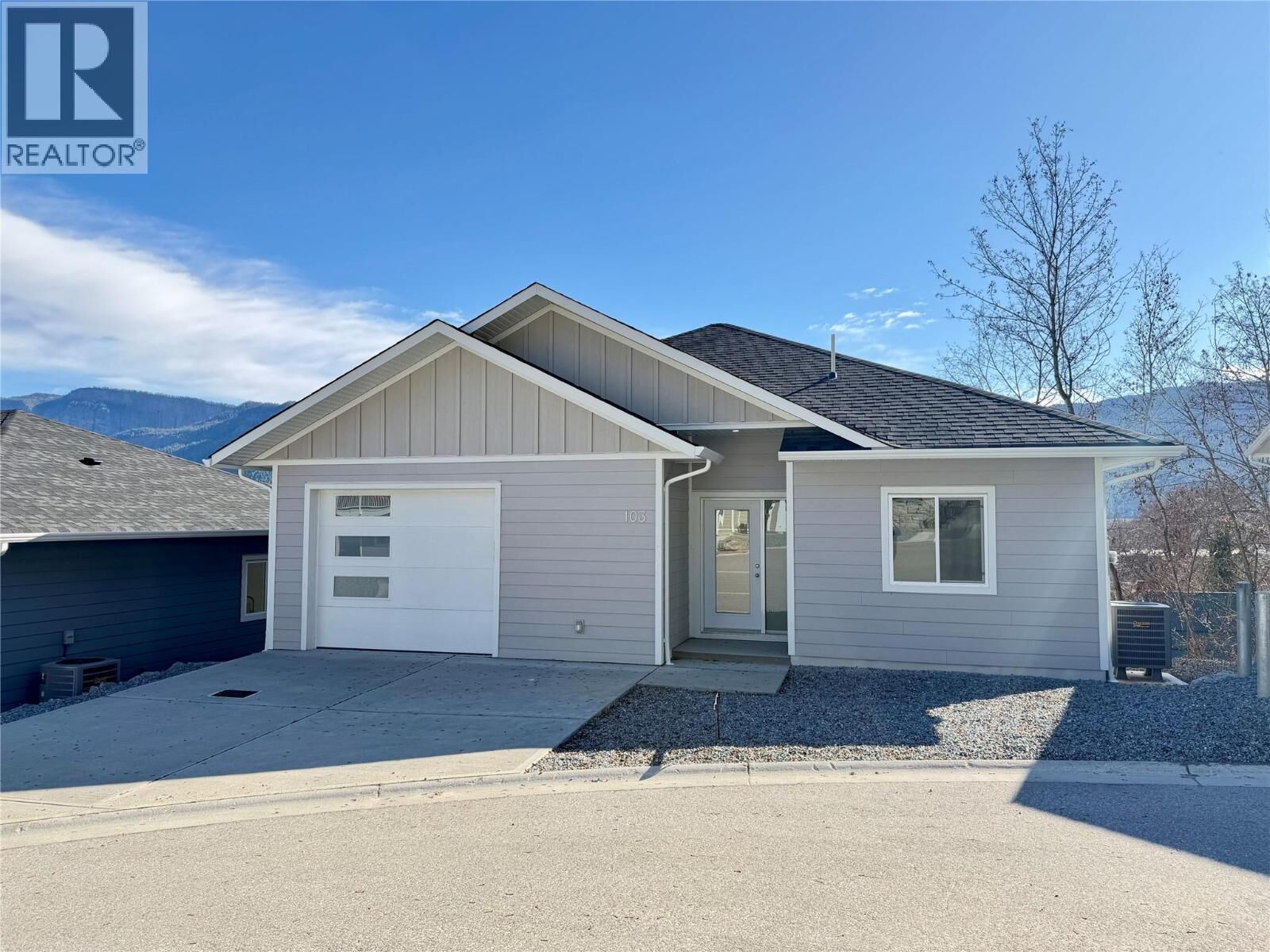 Property Photo: 806 Cliff Avenue 103 BC V0E 1V1