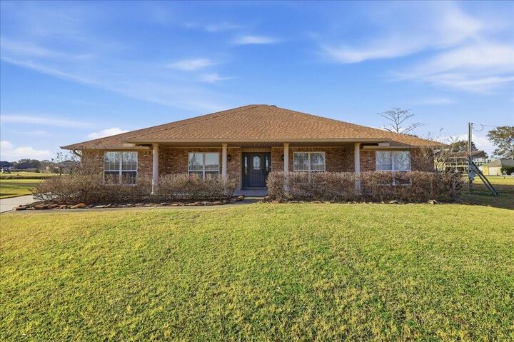Property Photo: 510 Country Lane TX 77611