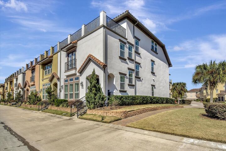 Property Photo:  6 W Oaks Drive  TX 77058 