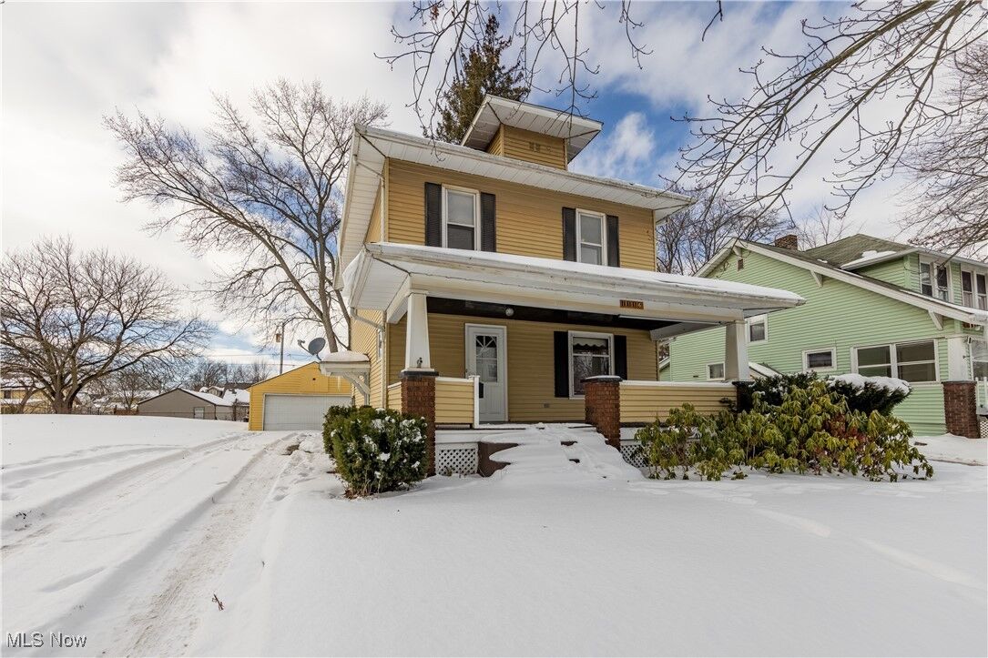 Property Photo: 1116 Adelaide Avenue SE OH 44484