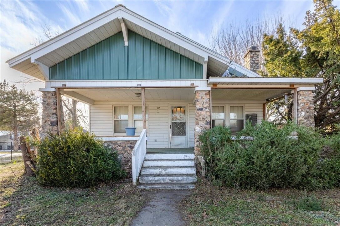 Property Photo:  113 S Rust Avenue  AR 72734 