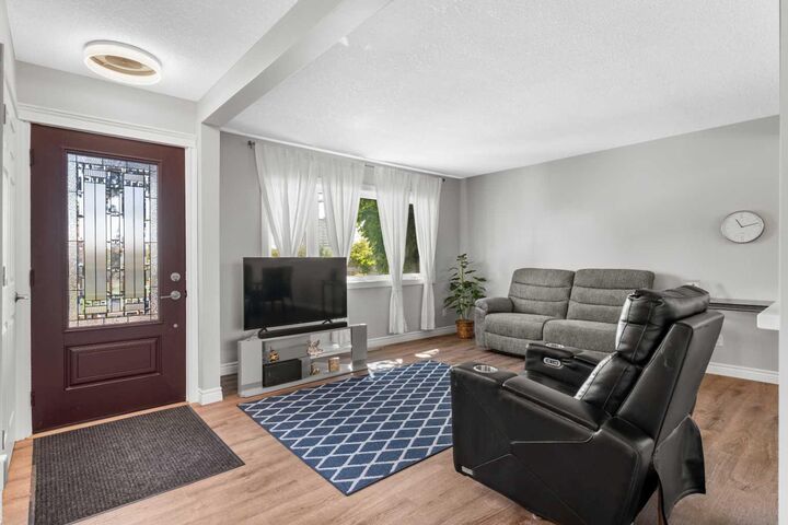 Property Photo: 321 Haddon Road SW AB T2V 2Z4