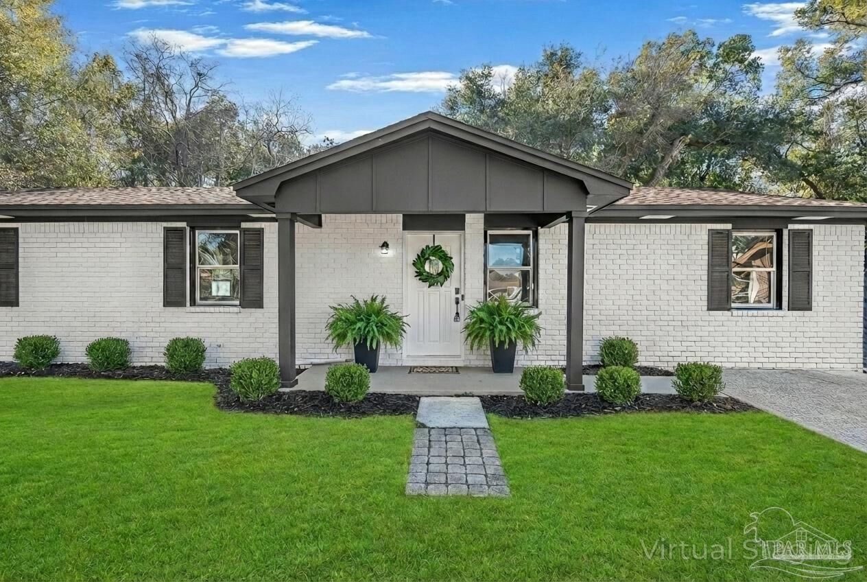 Property Photo: 1211 El Paso Cir FL 32505