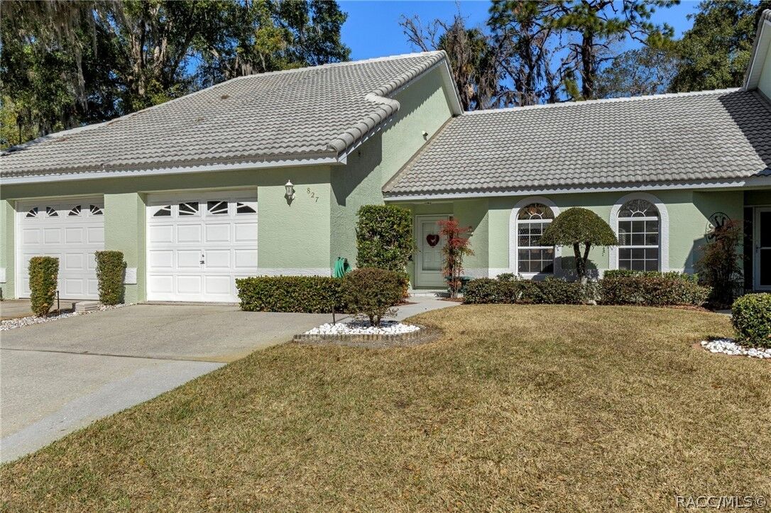 Property Photo:  827 Inverie Court  FL 34453 