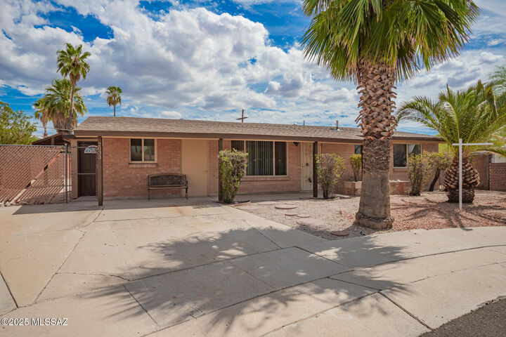 Property Photo:  2033 S Augusta Place  AZ 85710 