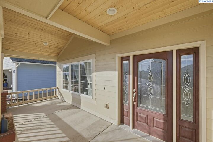 Property Photo:  820 NW Palouse View Ct  WA 99163 