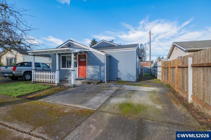 Property Photo:  767 18th St NE  OR 97301 