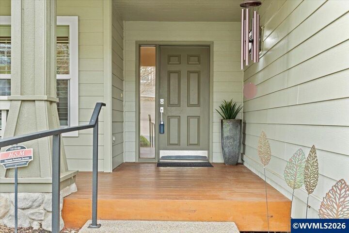 Property Photo: 548 Inverness Dr SE OR 97306