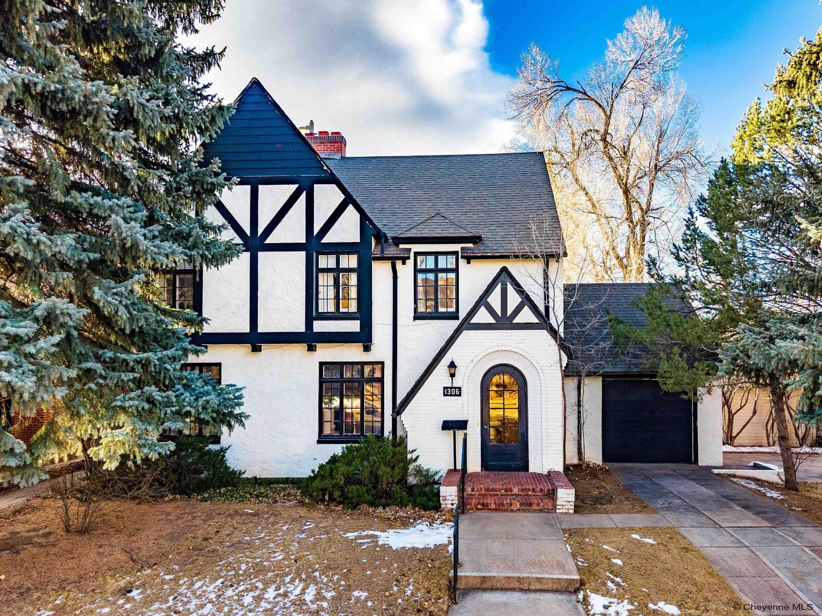 Property Photo: 1306 E Ivinson Ave WY 82070