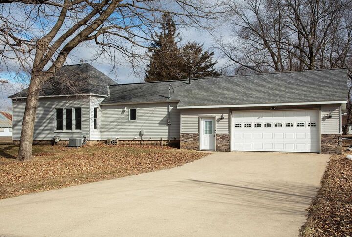 Property Photo:  504 Greenwood Ave  IA 50658 