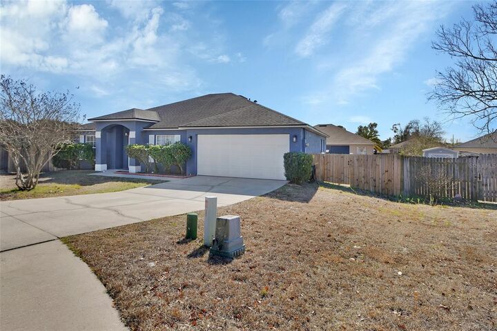 Property Photo:  828 White Birch Court  FL 32763 