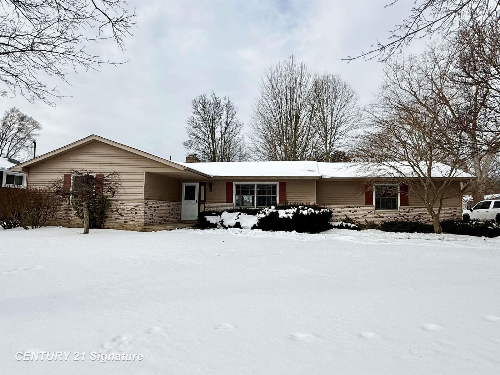 Property Photo:  1697 Thunderbird Drive  MI 48609 