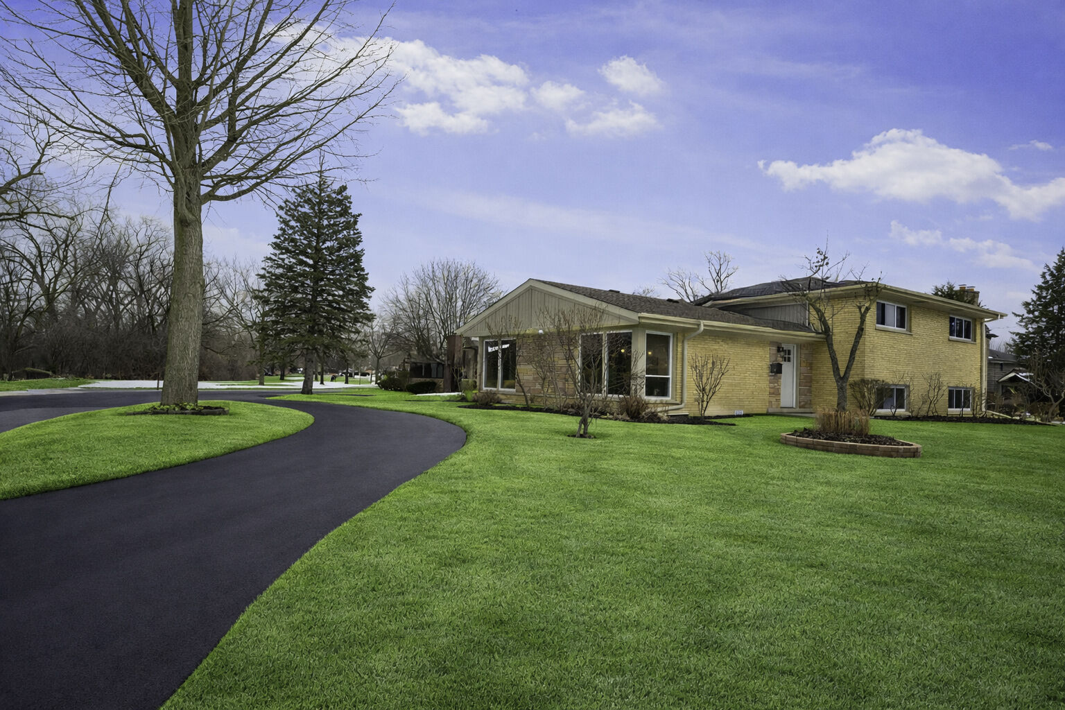 Property Photo:  703 W Man A Wa Trail  IL 60056 