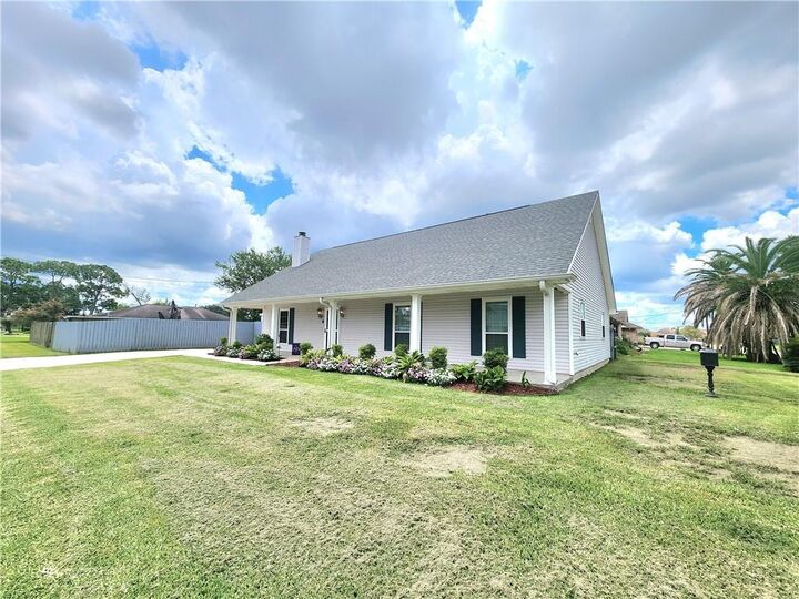 Property Photo:  1301 Ave F  LA 70072 