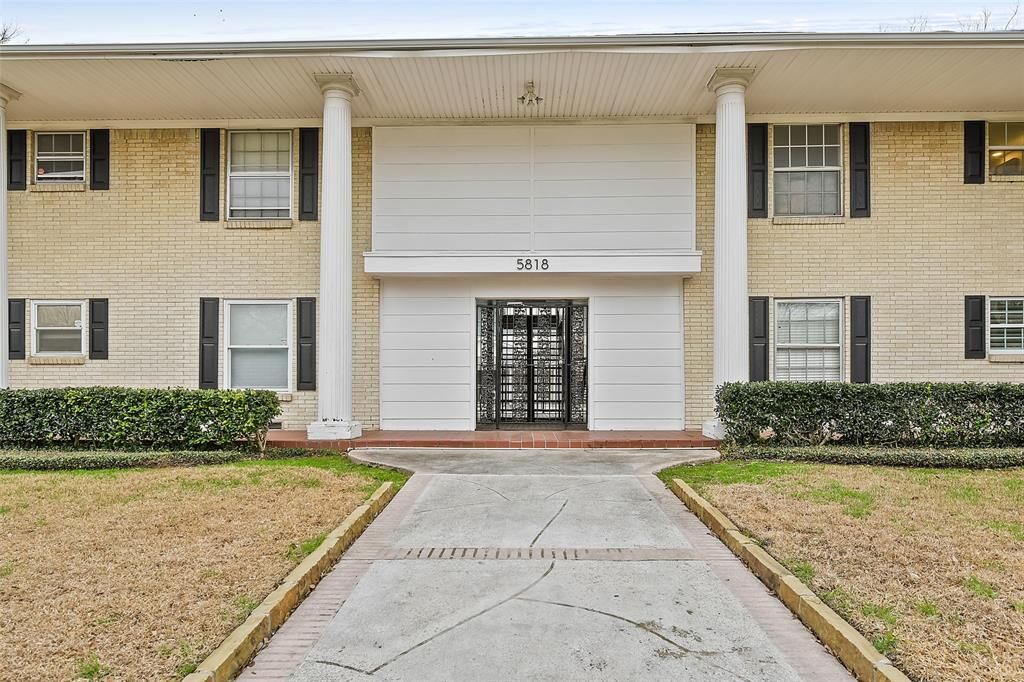 Property Photo: 5818 E University Boulevard 223 TX 75206