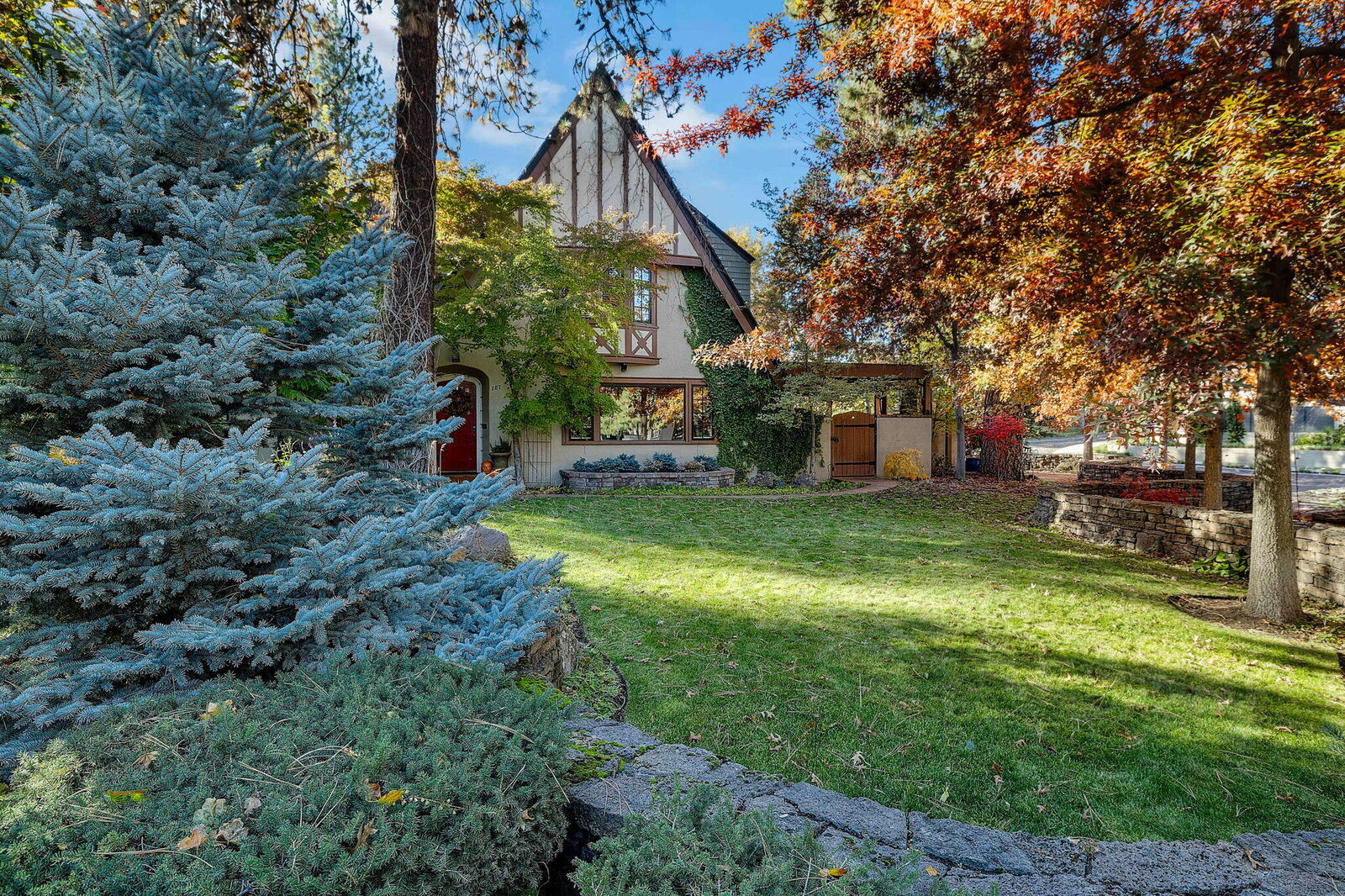 Property Photo:  107 NW Drake Road  OR 97703 