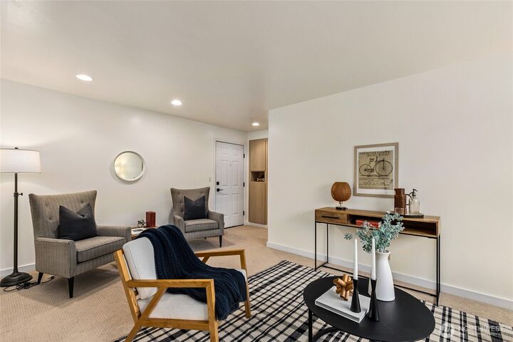 Property Photo: 2111 E John Street 202 WA 98112