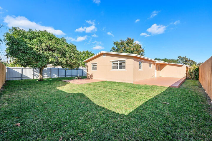 Property Photo:  2410 Montego Drive  FL 33023 