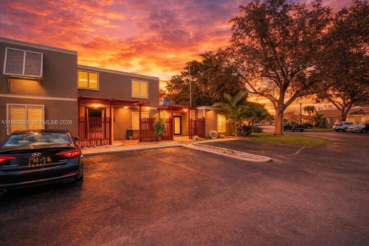 Property Photo: 10911 N Lakeview Dr FL 33026