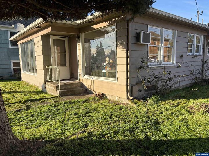 Property Photo: 1551 Market St NE OR 97301