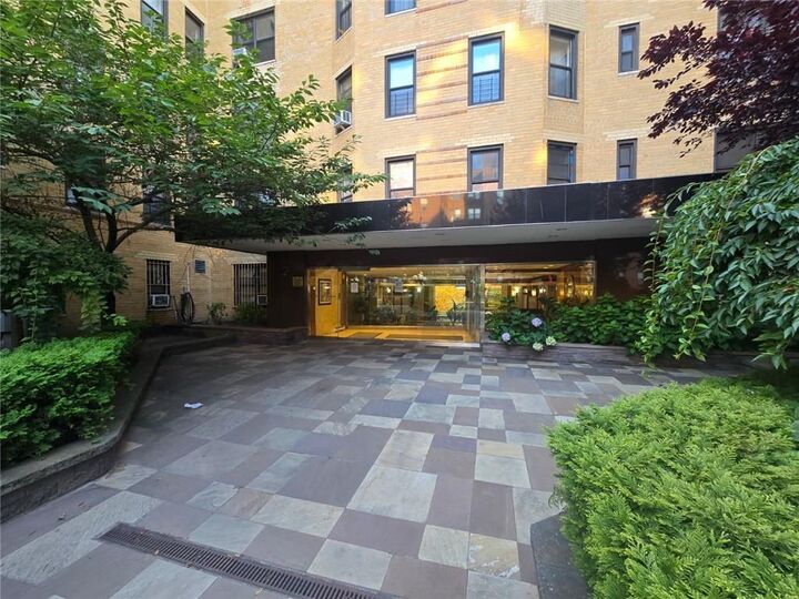 Property Photo: 2 West End Avenue 6L NY 11235