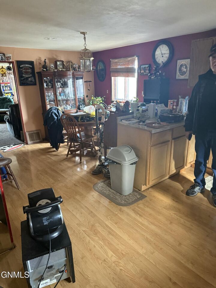 Property Photo:  408 South Avenue E  ND 58631 