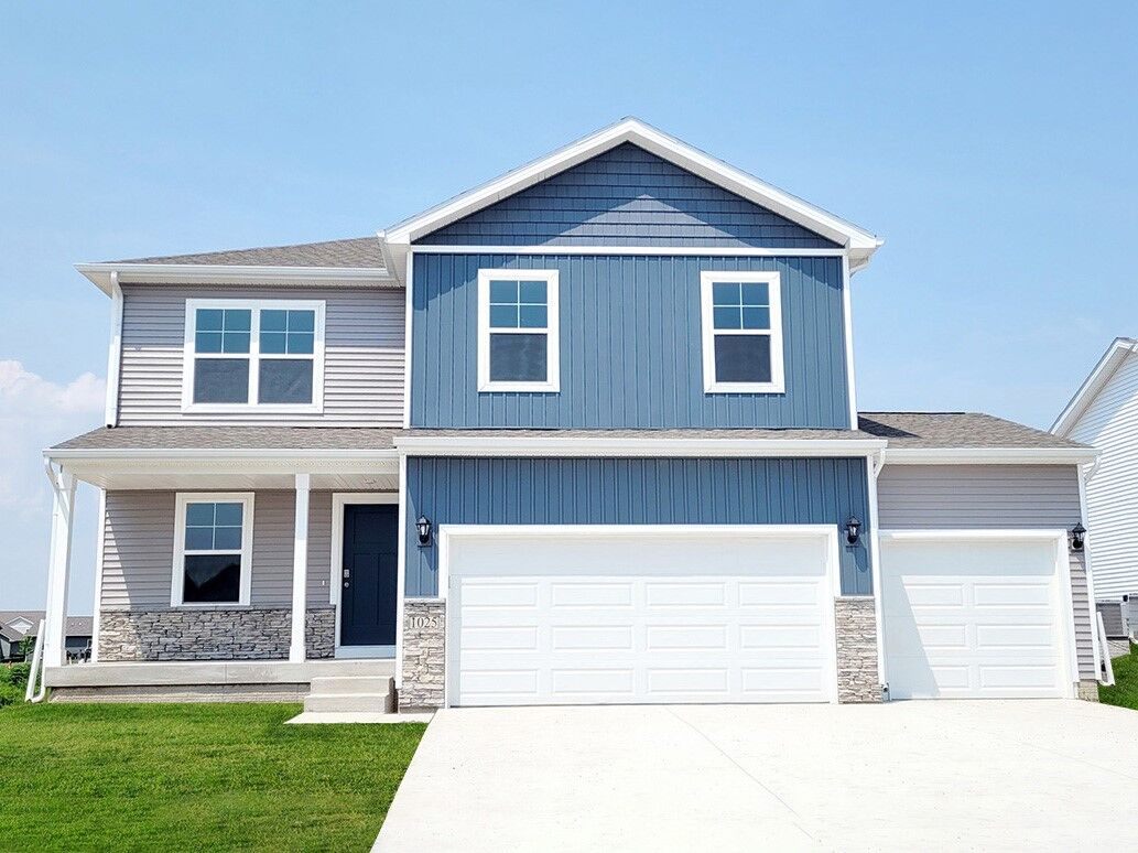 Property Photo:  929 Hillside Place  IA 50226 