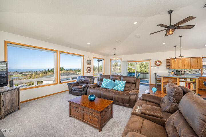 Property Photo: 1015 NE 7th Street OR 97365