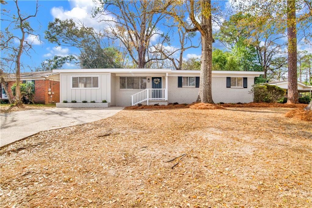 Property Photo:  1000 Belvedere Circle E  AL 36606 