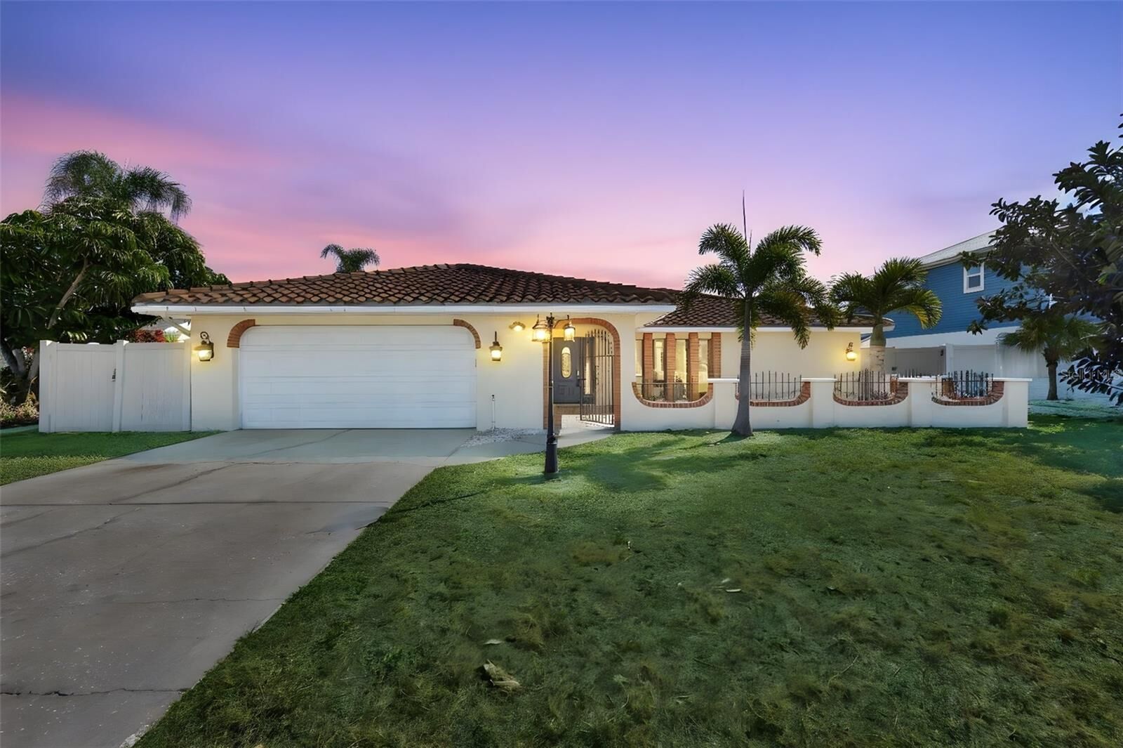 Property Photo: 6523 King Palm Way FL 33572