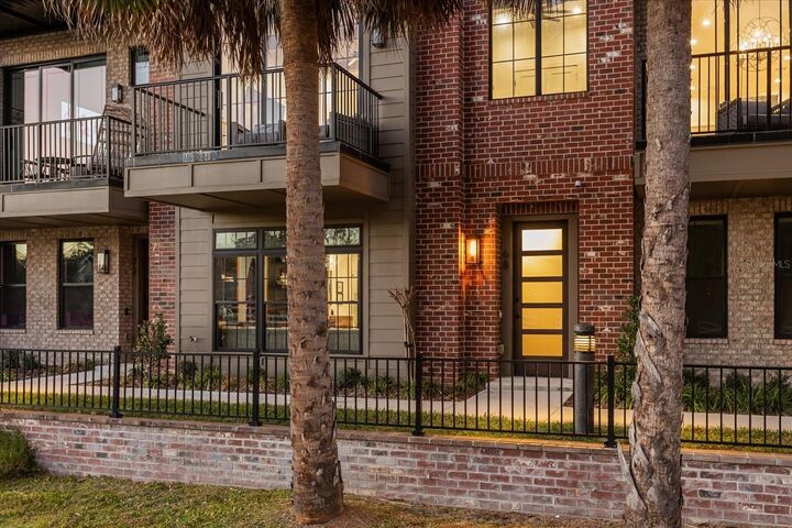 Property Photo:  68 N Park Avenue  FL 34787 