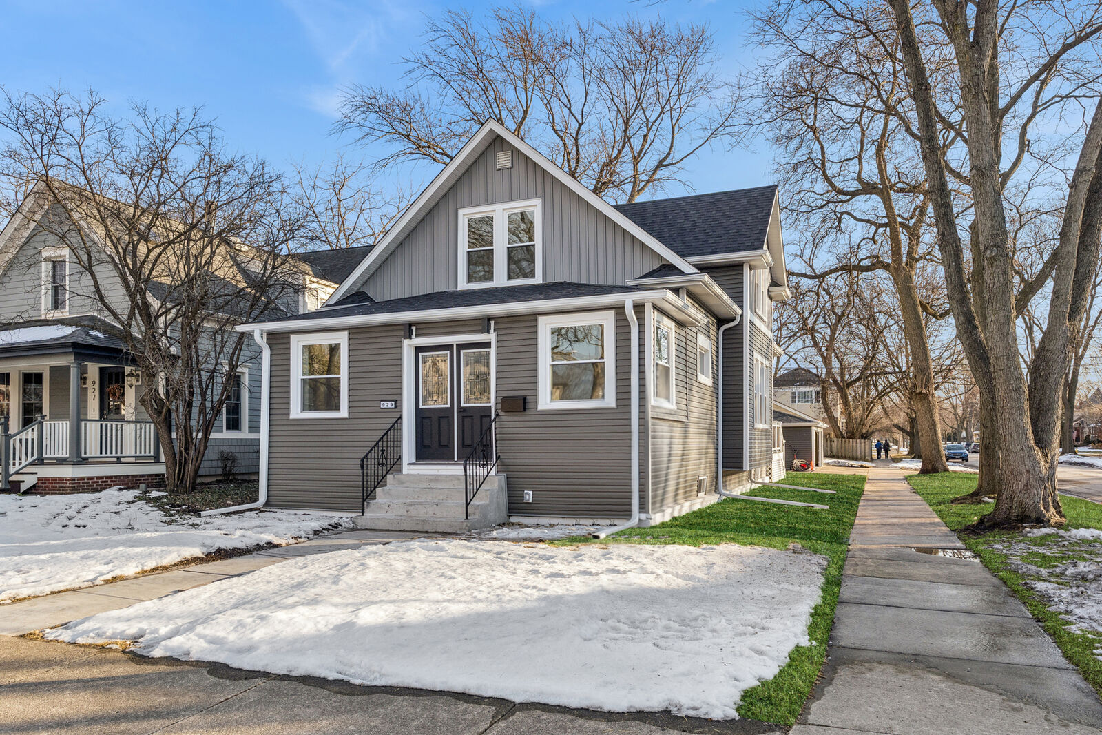Property Photo:  929 Prairie Avenue  IL 60068 