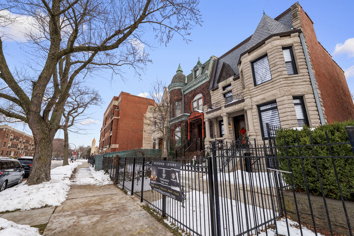 Property Photo: 515 E Oakwood Boulevard IL 60653