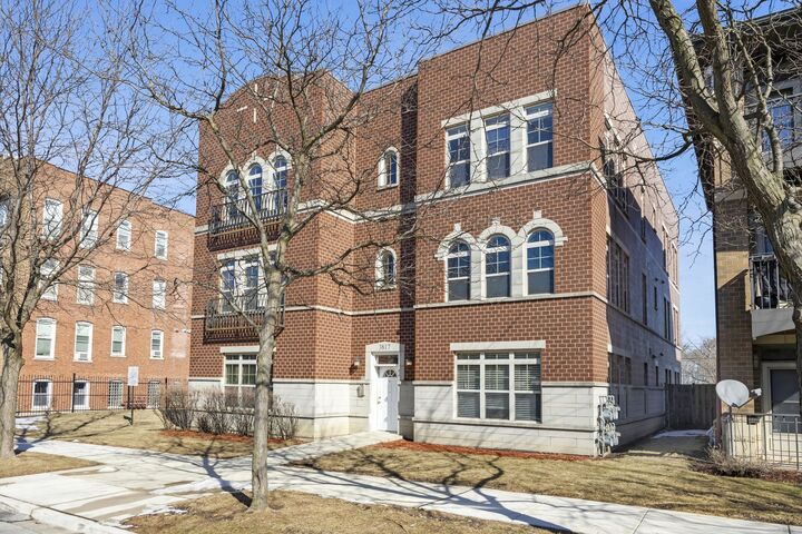 Property Photo: 3817 S Ellis Avenue 101 IL 60653