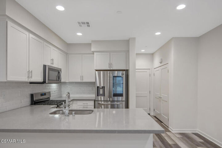 Property Photo:  105 Red Brick Drive 2  CA 93065 