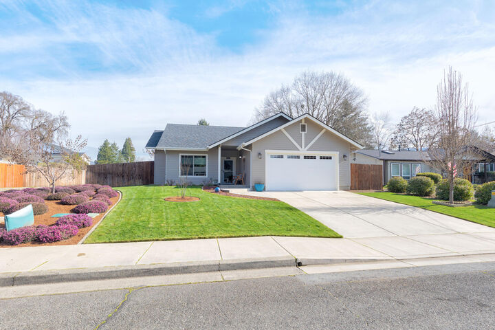 Property Photo:  1135 SW Erica Drive  OR 97526 