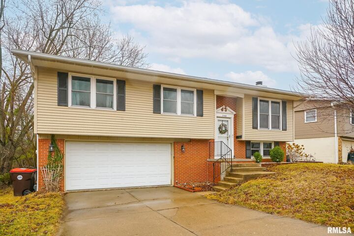 Property Photo: 2348 W Carriage Lane IL 61614