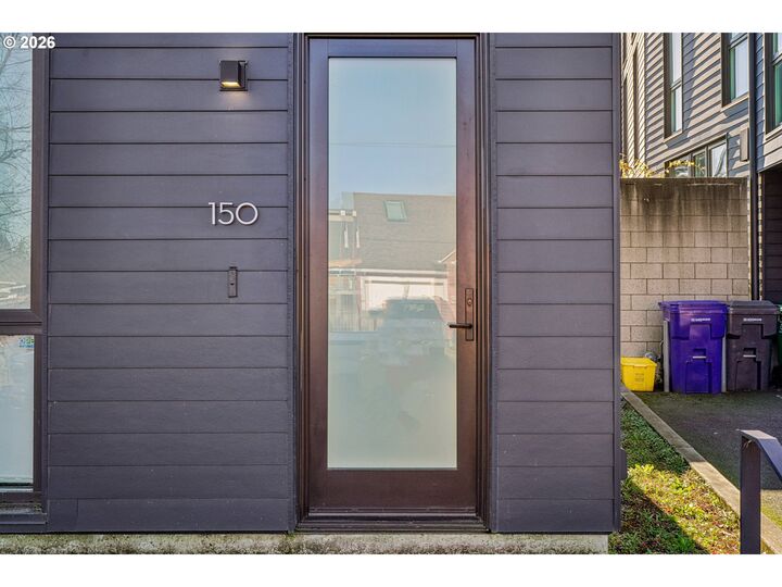 Property Photo:  150 N Buffalo St  OR 97217 