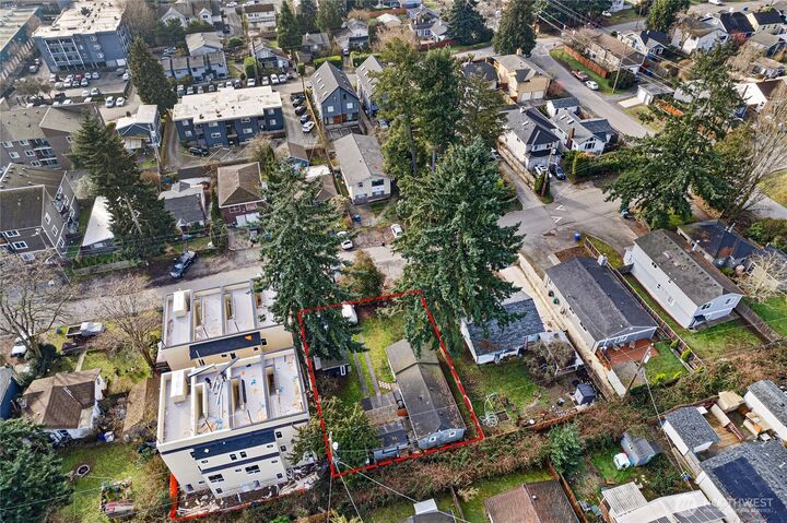Property Photo: 920 N 101st St WA 98133