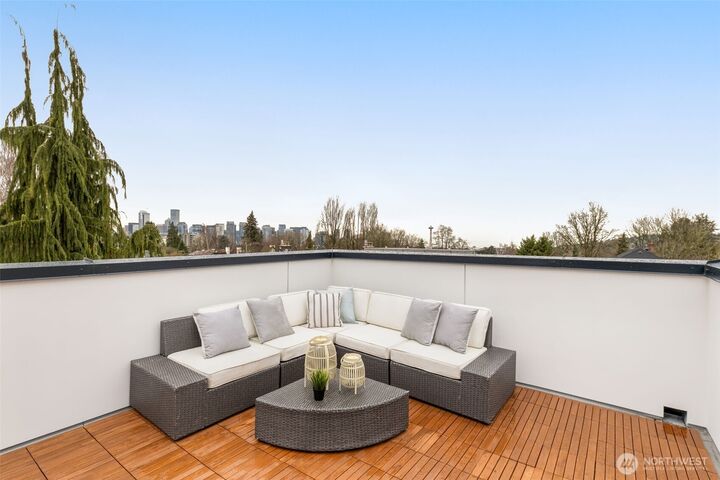 Property Photo:  1123 C  10th Avenue E  WA 98102 