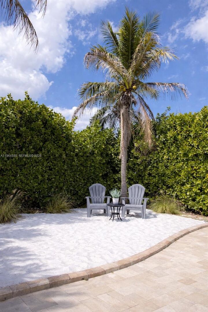 Property Photo:  1920 Cedar Ct  FL 33327 