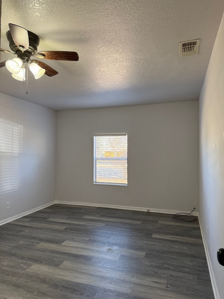 Property Photo: 907 Apple St TX 78624