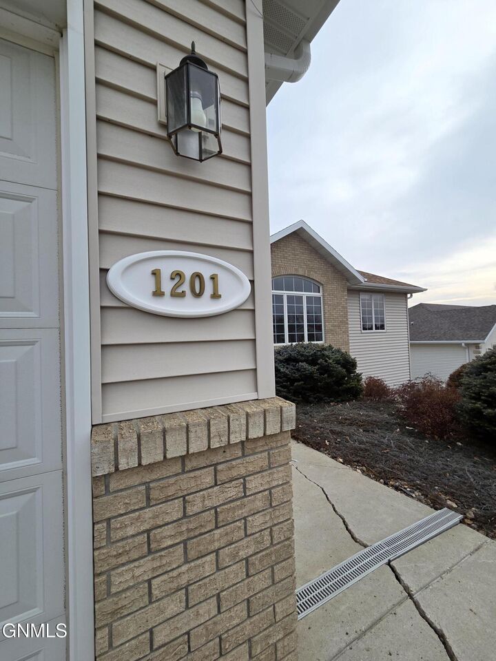 Property Photo:  1201 Eagle Crest Loop  ND 58503 