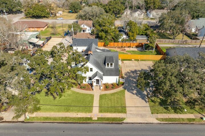 Property Photo:  405 E Mulberry Street  TX 77515 